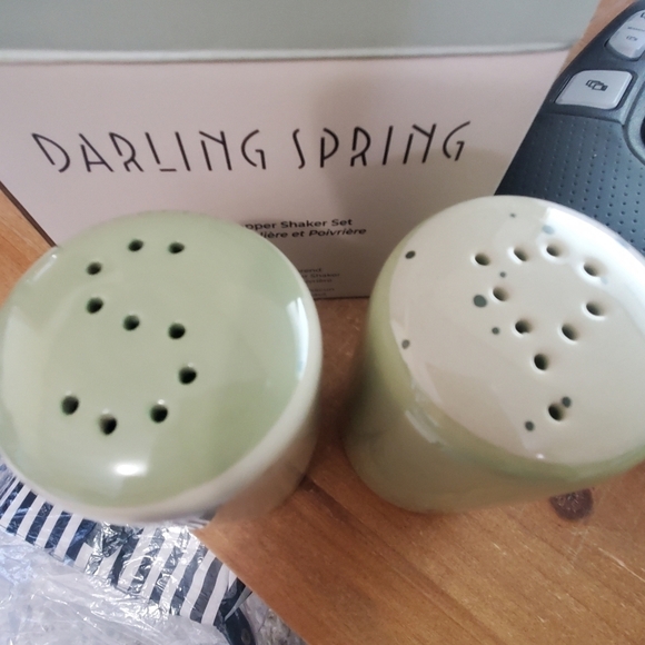 Darling Spring NWT IN BOX. Salt and pepper shakers. Set. Light green - Picture 2 of 5